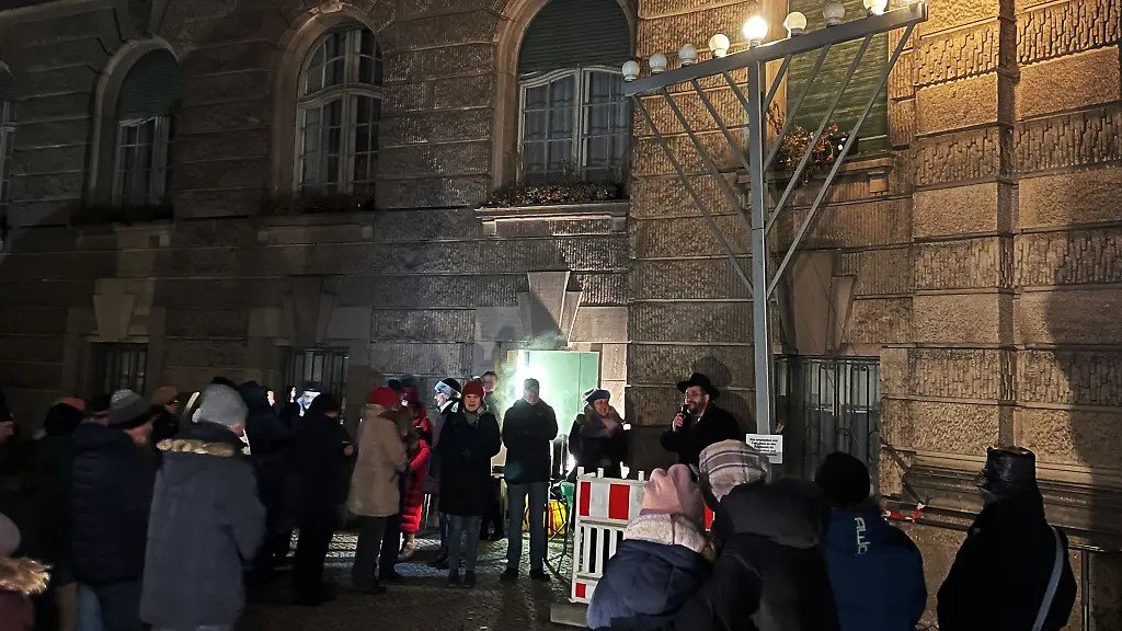 Die-ersten-Kerzen-der-Chanukka-Leuchter-leuchten-vor-dem-Potsdamer-Rathaus