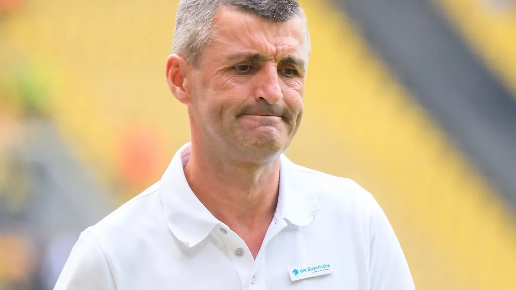 Muenchens-Trainer-Michael-Koellner-steht-im-Stadion