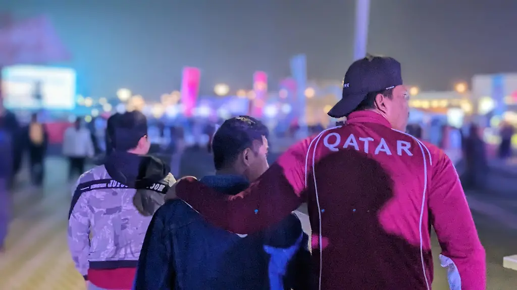 Ein-Schatten-legt-sich-ueber-eine-Katar-Trainingsjacke