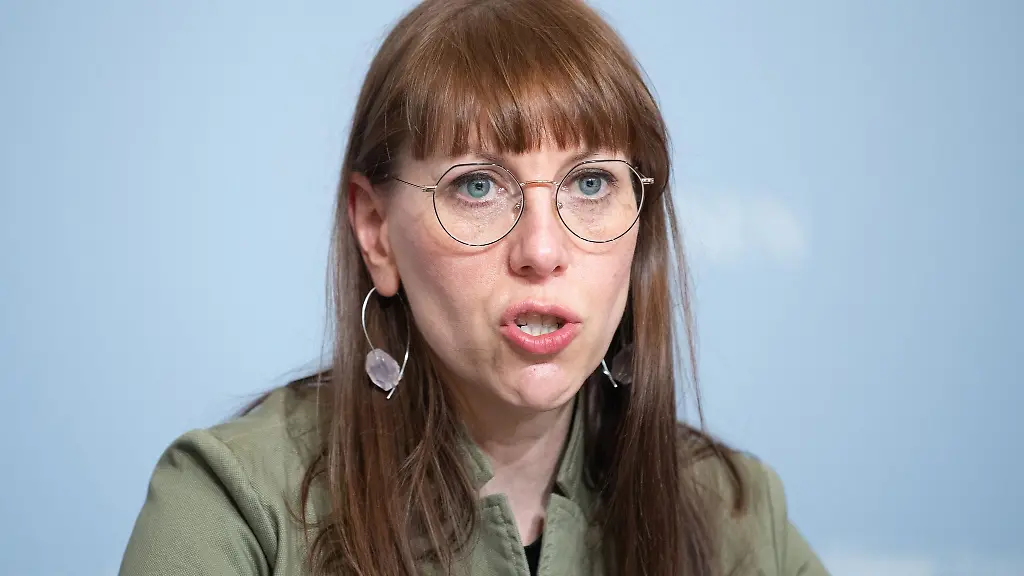 Katja-Meier-Buendnis90-Die-Gruenen-Justizministerin-nimmt-an-einer-Pressekonferenz-teil