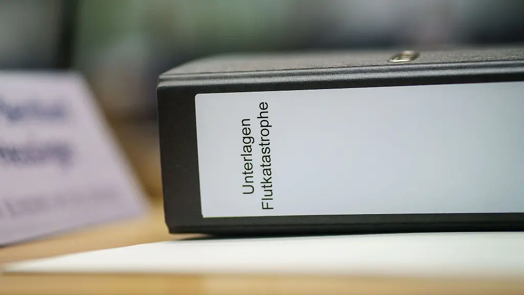 Ein-Aktenordner-mit-der-Aufschrift-Unterlagen-Flutkatastrophe-liegt-im-Untersuchungsausschuss