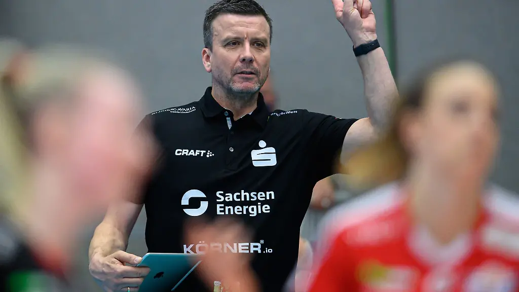 Dresdens-Trainer-Alexander-Waibl-gestikuliert