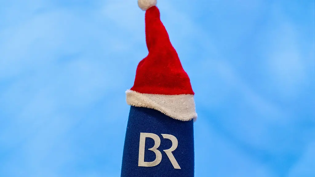 Ein-Mikrofon-des-Bayerischen-Rundfunk-BR-mit-einer-kleinen-Weihnachtsmuetze