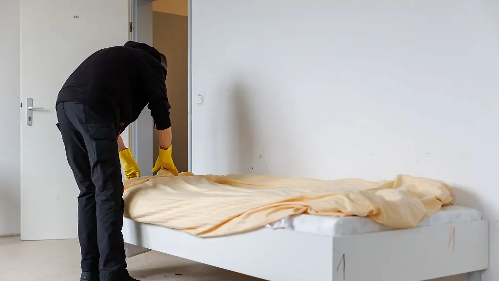 Ein-Mitarbeiter-der-Notschlafstelle-Diana-Herberge-bereitet-ein-Zimmer-vor