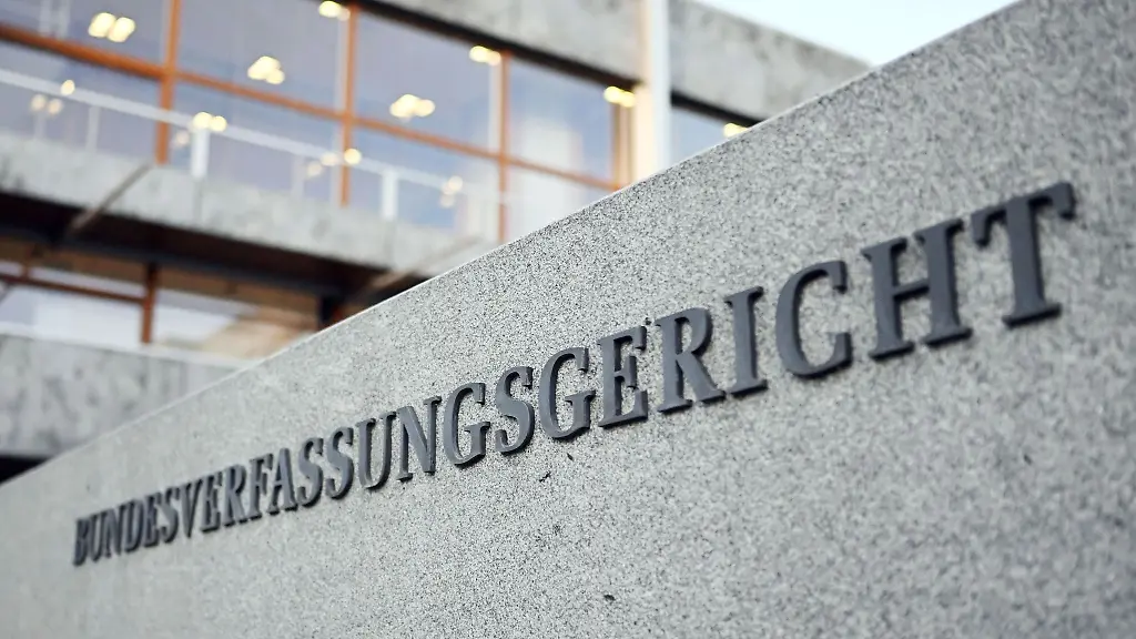 Aussenaufnahme-des-Bundesverfassungsgerichts-mit-dem-Schriftzug-Bundesverfassungsgericht