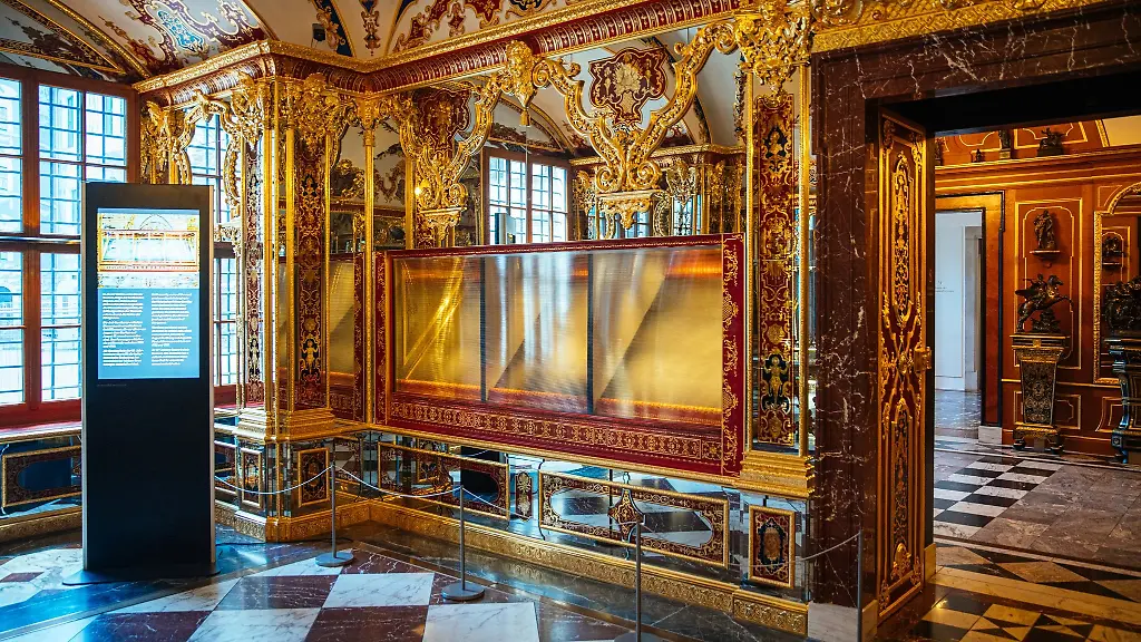 Die-ausgeraubte-Vitrine-im-Juwelenzimmer-des-Gruenen-Gewoelbes-im-Residenzschloss-in-Dresden