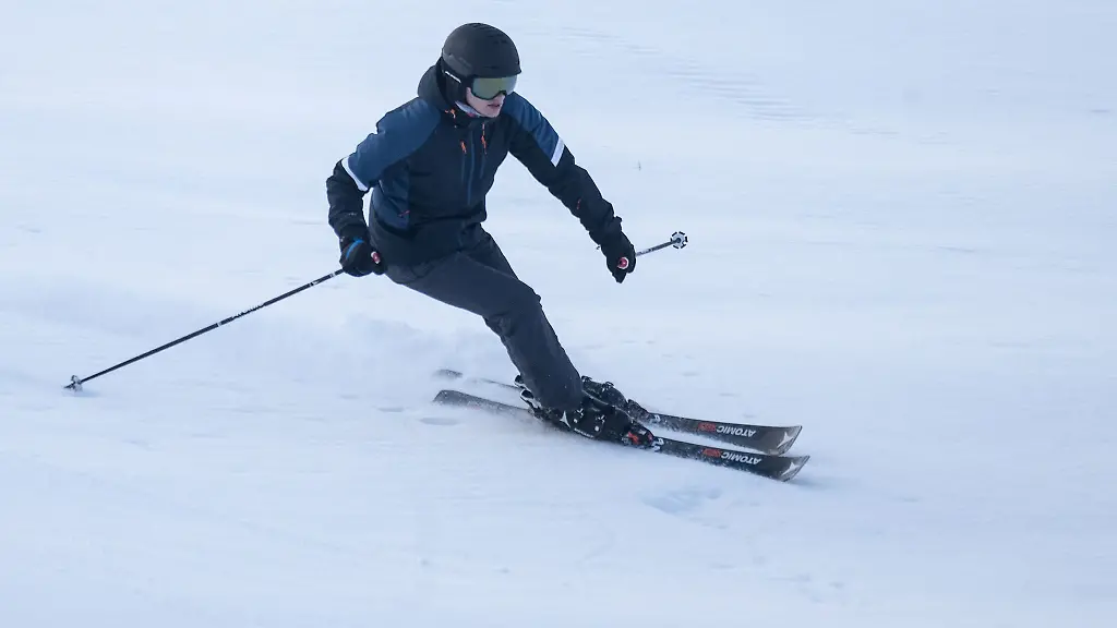 Ein-Skifahrer-faehrt-eine-Abfahrt