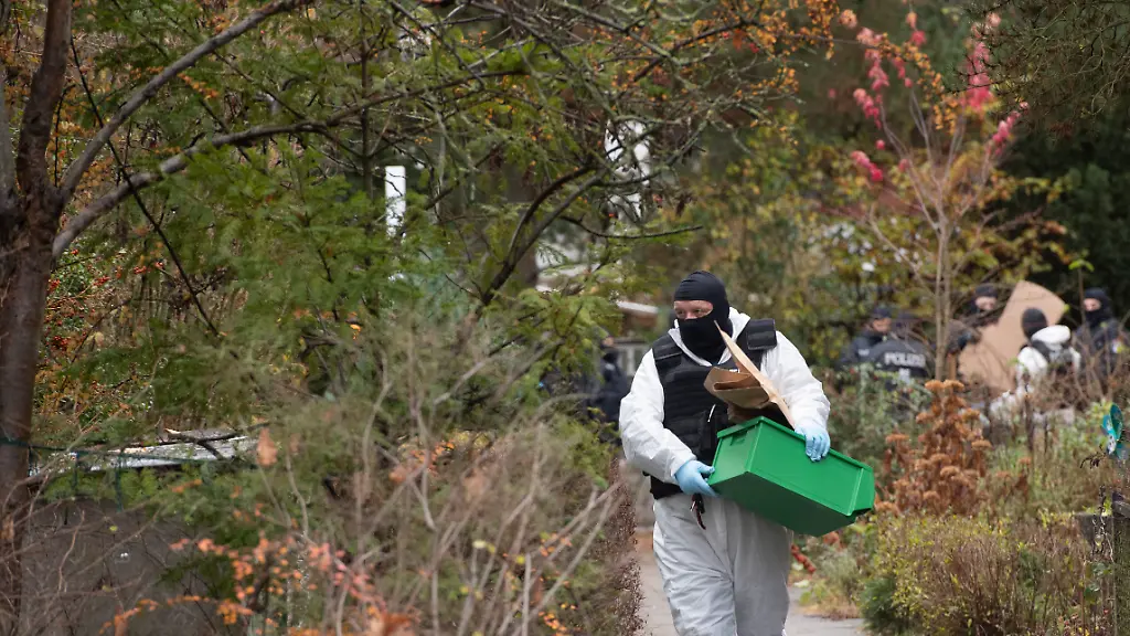 Ein-Mitarbeiter-der-Spurensicherung-bei-der-Reichsbuerger-Razzia-in-Berlin