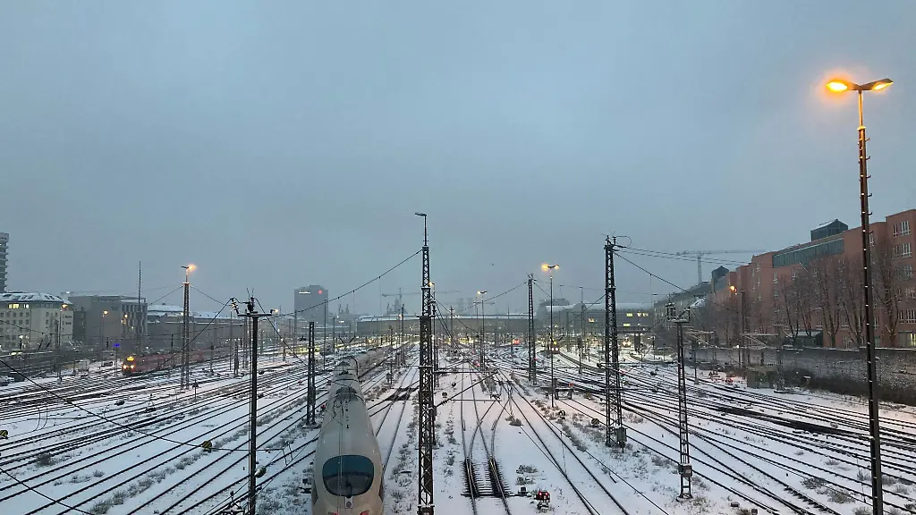 Die-Schienen-am-Muenchner-Hauptbahnhof-sind-mit-Schnee-bedeckt