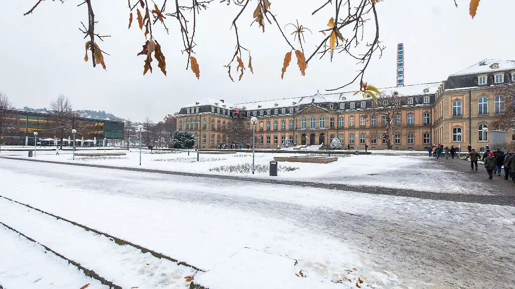 Menschen-laufen-durch-den-mit-Schnee-bedeckten-Oberen-Schlossgarten