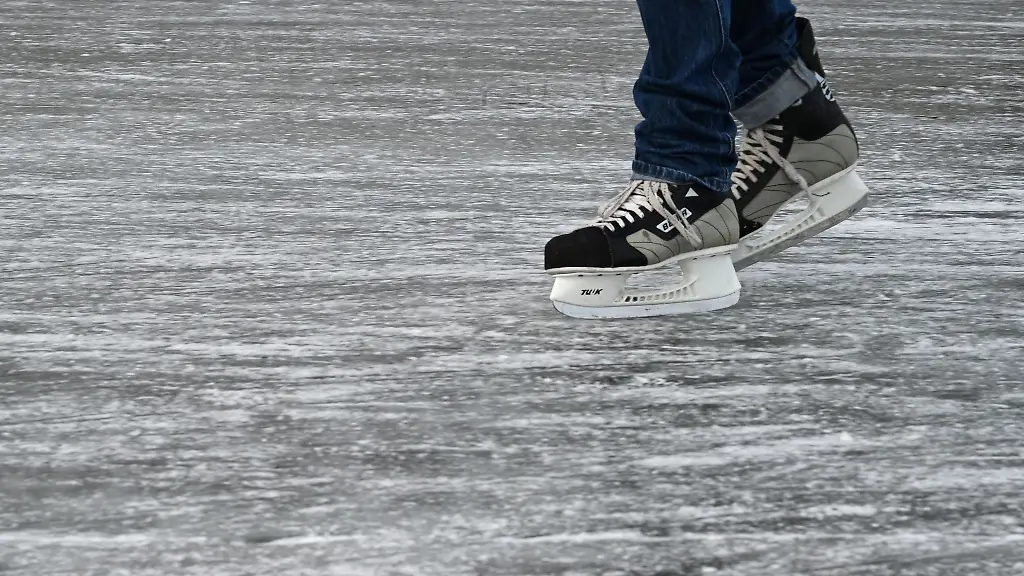 Ein-Schlittschuhlaeufer-ist-auf-der-Bremer-Semkenfahrt-unterwegs