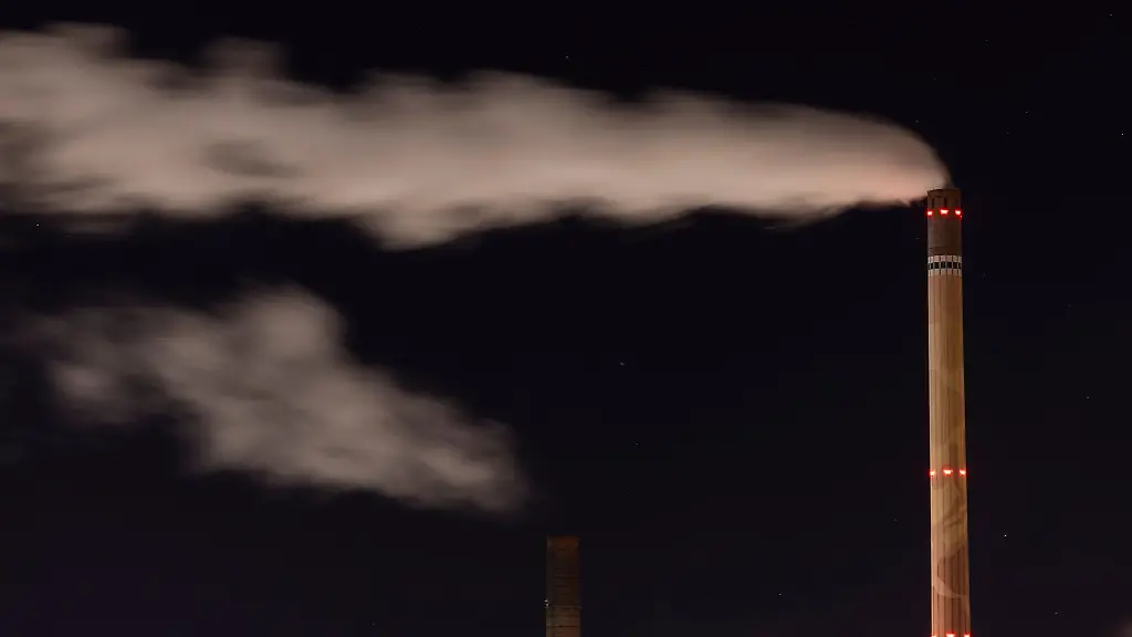 Dampf-steigt-aus-Industrieschornsteinen-des-Industriepark-Hoechst-auf