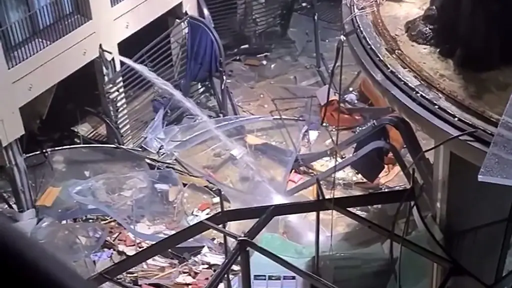 Das-Atrium-des-Hotels-ist-verwuestet-Rechts-in-der-Aufnahme-einer-Instagram-Nutzerin-ist-der-Rahmen-des-Aquariums-zu-erkennen