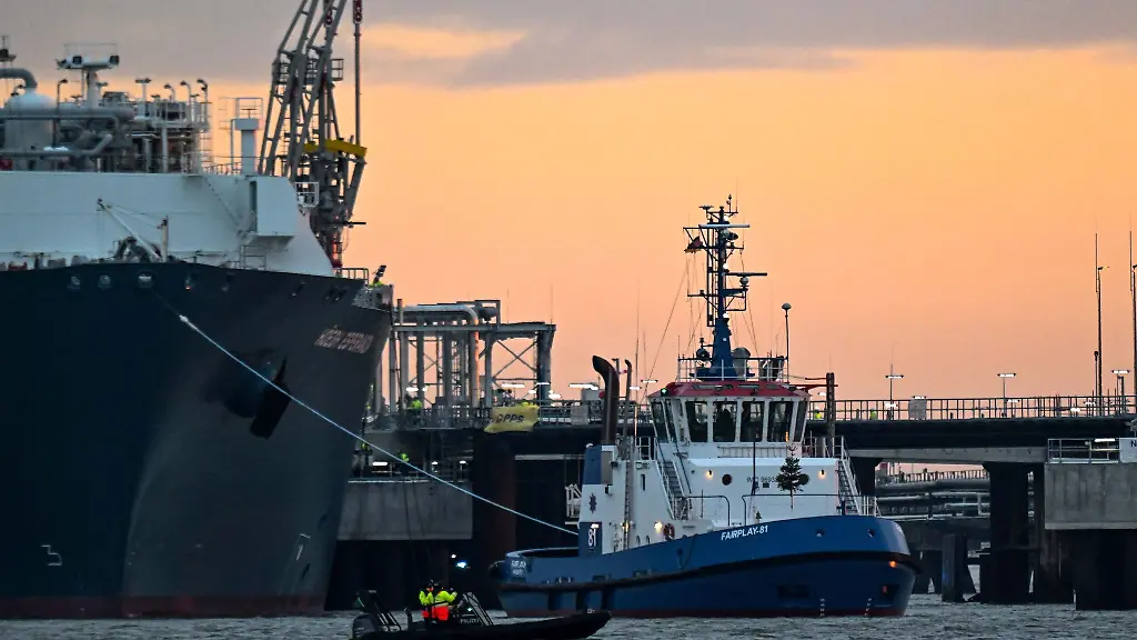 Die-Hoeegh-Esperanza-wird-als-schwimmende-Plattform-dienen-um-LNG-anzulanden-und-zu-regasifizieren