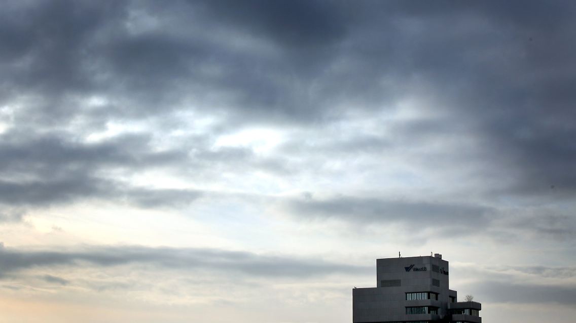 Über der Düsseldorfer Zentrale der WestLB sind schon vor geraumer Zeit dunkle Wolken aufgezogen.
