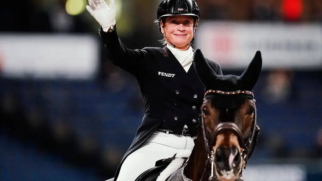 Die-deutsche-Dressurreiterin-Isabell-Werth-auf-dem-Pferd-Quantaz-winkt