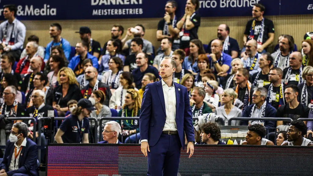 Cheftrainer-der-Seawolves-Christian-Held-reagiert-am-Spielfeldrand