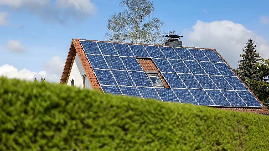 Solarpaneelen-sind-auf-dem-Dach-eines-Einfamilienhauses-angebracht