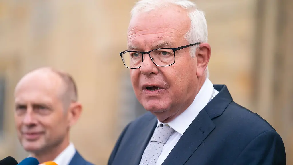 Thomas-Kreuzer-spricht-bei-einem-Pressestatement-vor-dem-Kloster-Banz