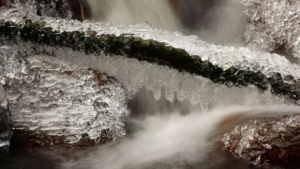 Eis-bildet-sich-am-Flusslauf-der-Ilse-im-Ilsetal-unter-dem-Brocken