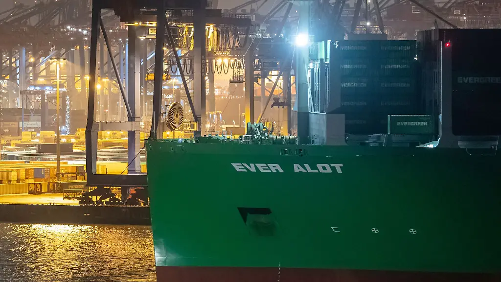 Das-Containerschiff-Ever-Alot-kommt-am-spaeten-Abend-am-Containerterminal-Burchardkai-CTB-an