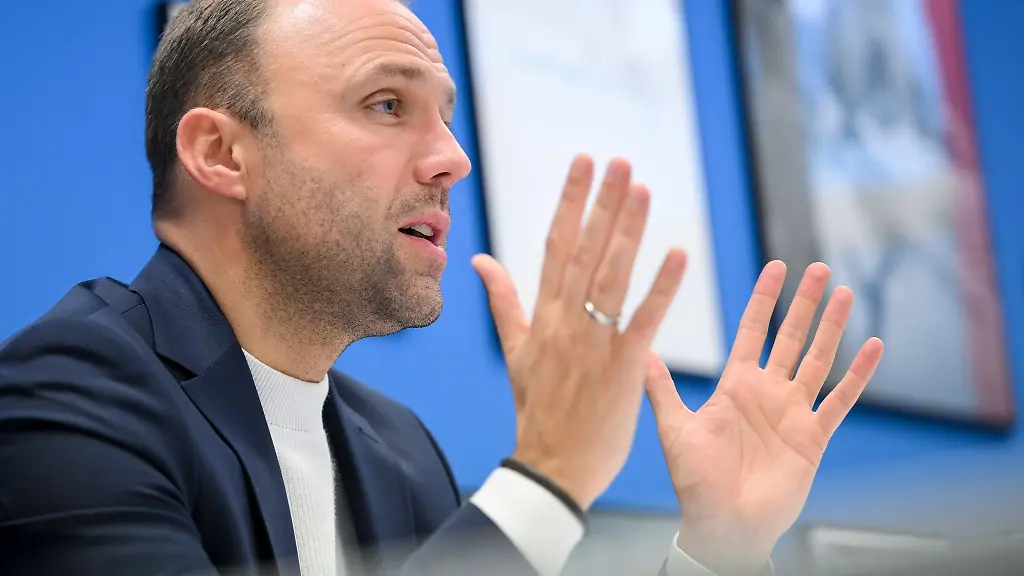 Sebastian-Czaja-spricht-bei-einem-Interview-in-der-Landesgeschaeftsstelle-der-FDP-Berlin