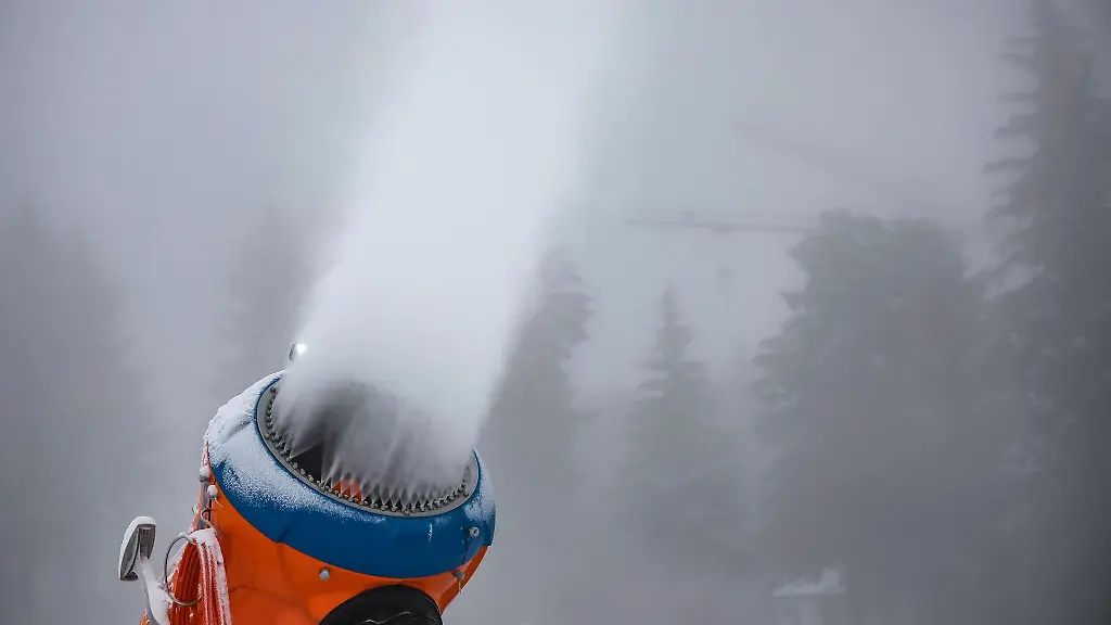 Eine-Schneekanone-beschneit-den-Skihang-am-Fichtelberg-in-Oberwiesenthal