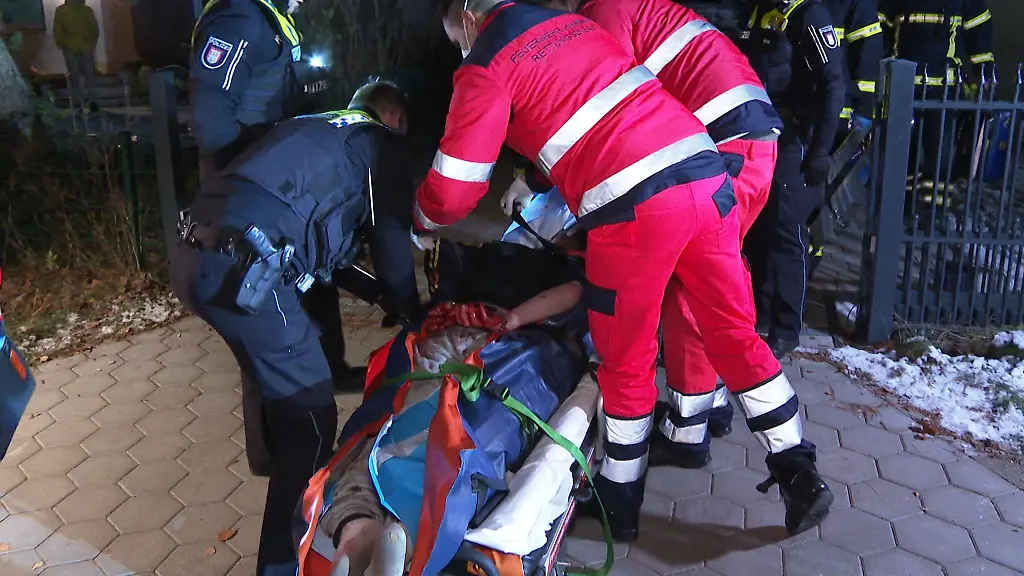 Ein-verletzter-Mann-der-verdaechtigt-wird-eine-Frau-getoetet-zu-haben-liegt-auf-einer-Trage