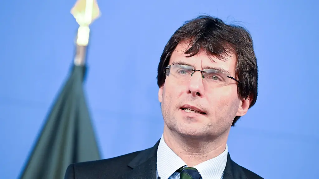 Marcus-Optendrenk-CDU-Finanzminister-spricht-waehrend-einer-Pressekonferenz