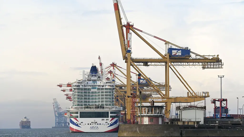 Neues-Kreuzfahrtschiff-Arvia-liegt-in-Bremerhaven-am-Stromkaje