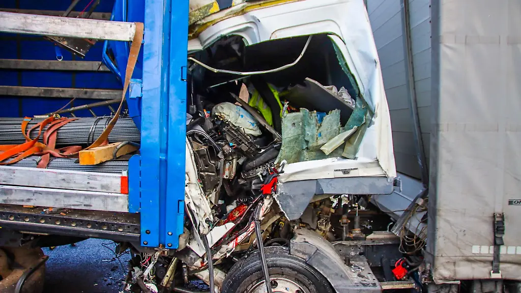 Zwei-Lastwagen-sind-auf-der-A111-bei-Velten-Landkreis-Oberhavel-zusammengestossen