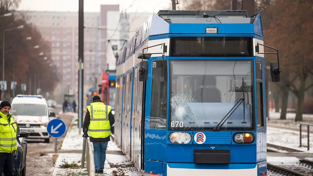 Mitarbeiter-von-DEKRA-und-der-RSAG-untersuchen-eine-beschaedigte-Strassenbahn-in-Rostock