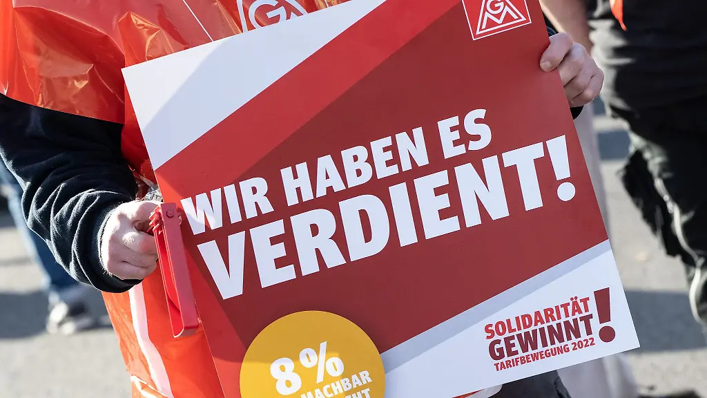 Mitglieder-der-IG-Metall-kaempfen-bei-einem-Warnstreik-fuer-mehr-Lohn