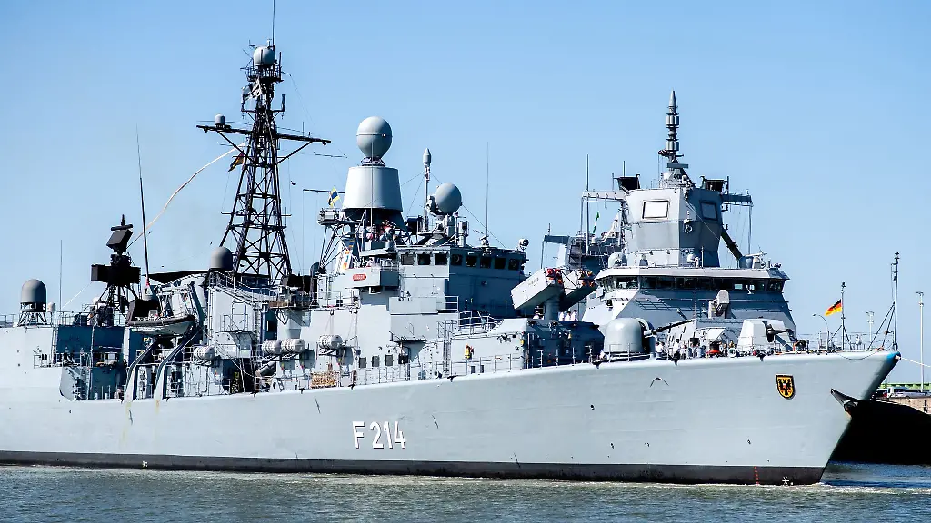 Die-Fregatte-Luebeck-laeuft-in-den-Hafen-am-Marinestuetzpunkt-ein