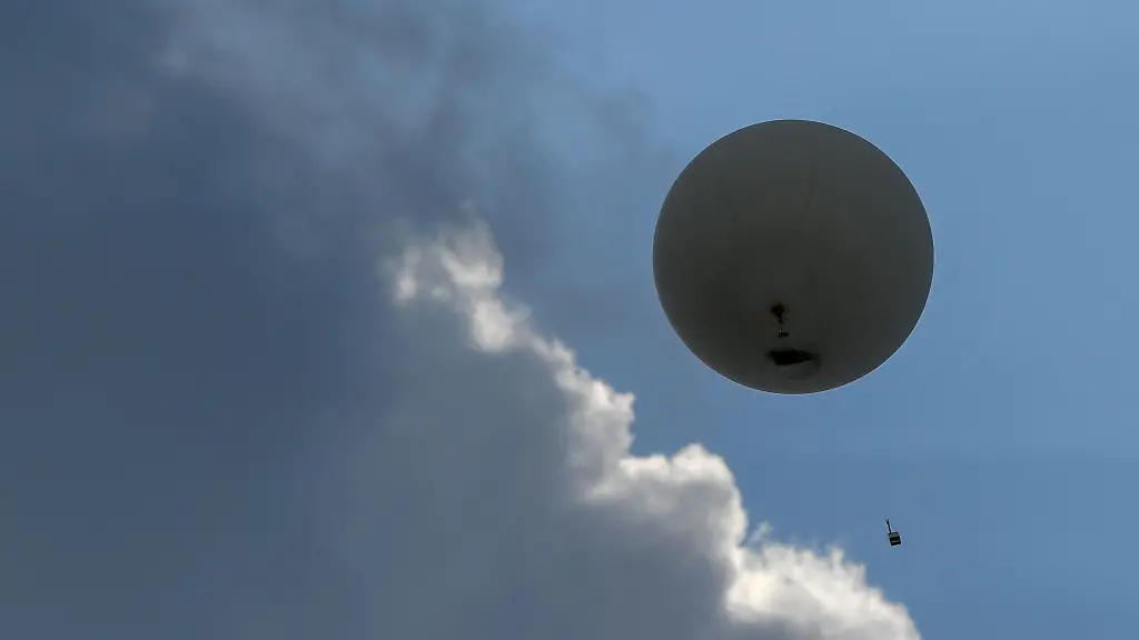 Ein-Wetterballon-mit-einer-Radiosonde-steigt-in-den-Himmel