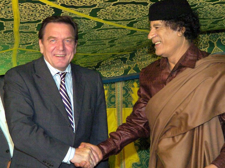 Auch Bundeskanzler Schröder machte dem "Oberst" seine Aufwartung im Beduinenzelt.