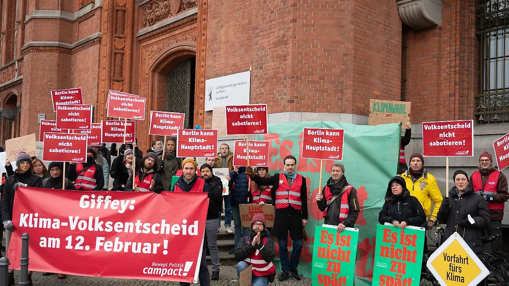 Demo-mit-einem-Banner-mit-der-Aufschrift-Giffey-Klima-Volksentscheid-am-12-Februar