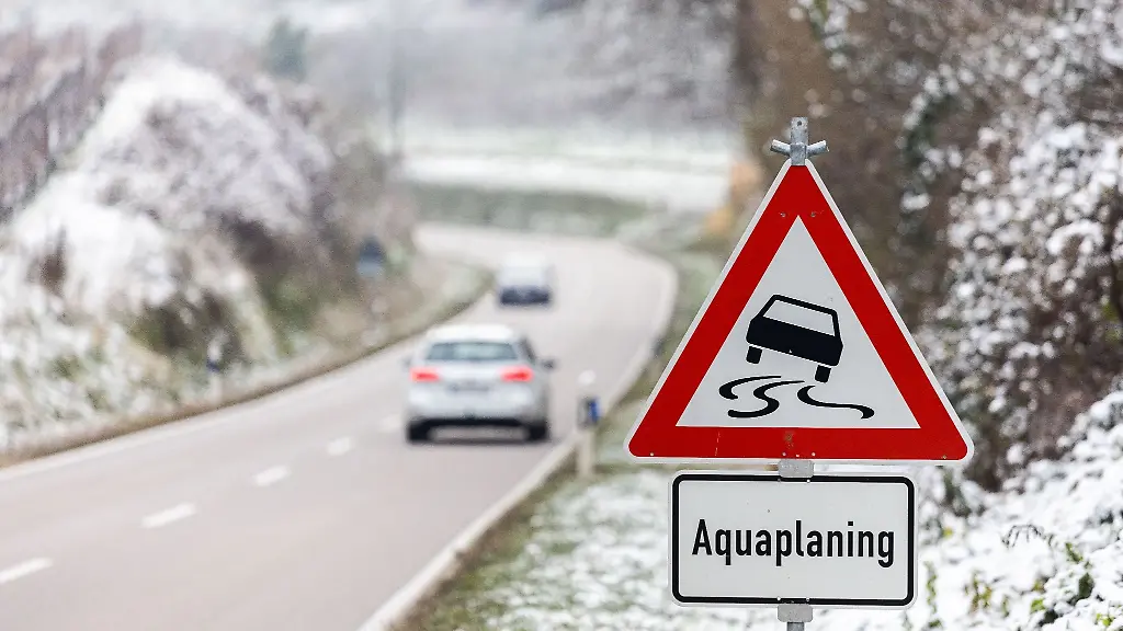 Ein-Strassenschild-an-einer-vereisten-Strasse