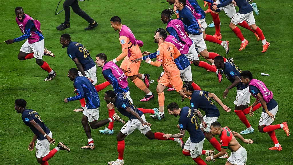 Frankreichs-Spieler-stuermen-nach-dem-Sieg-gegen-Marokko-zu-ihren-Fans