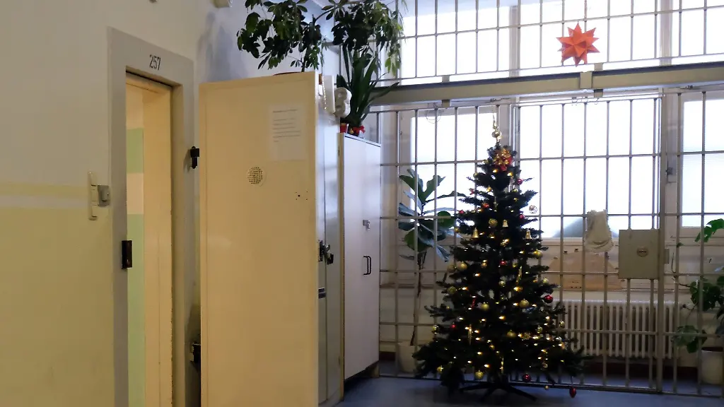 Ein-Weihnachtsbaum-steht-in-der-Justizvollzugsanstalt-JVA
