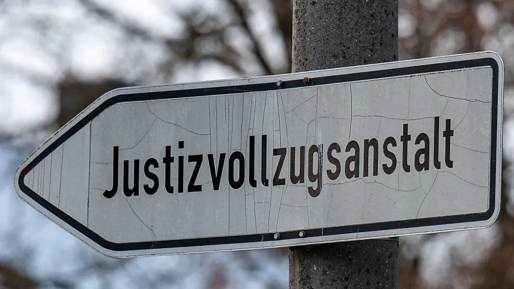Justizvollzugsanstalt-steht-auf-einem-Schild