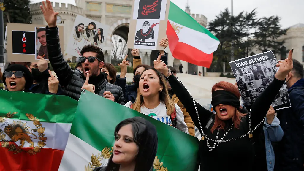 2022-12-10T151416Z-1400621544-RC223Y95QS57-RTRMADP-3-IRAN-WOMEN-TURKEY