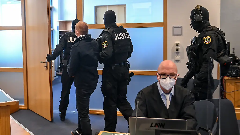 Schon-fuer-das-Attentat-in-Halle-hatte-der-Taeter-Waffen-selbst-gebaut