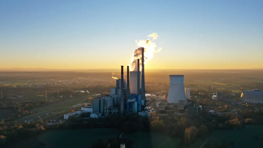 Kohle-und-Gaskraftwerk-Staudinger-am-Main-in-der-Naehe-von-Hanau-Bei-Windflaute-wird-mehr-Strom-aus-Gas-und-Kohle-produziert