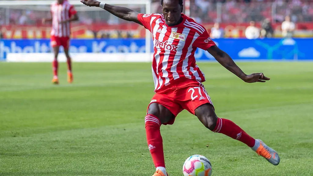 Sheraldo-Becker-von-Union-Berlin-spielt-den-Ball