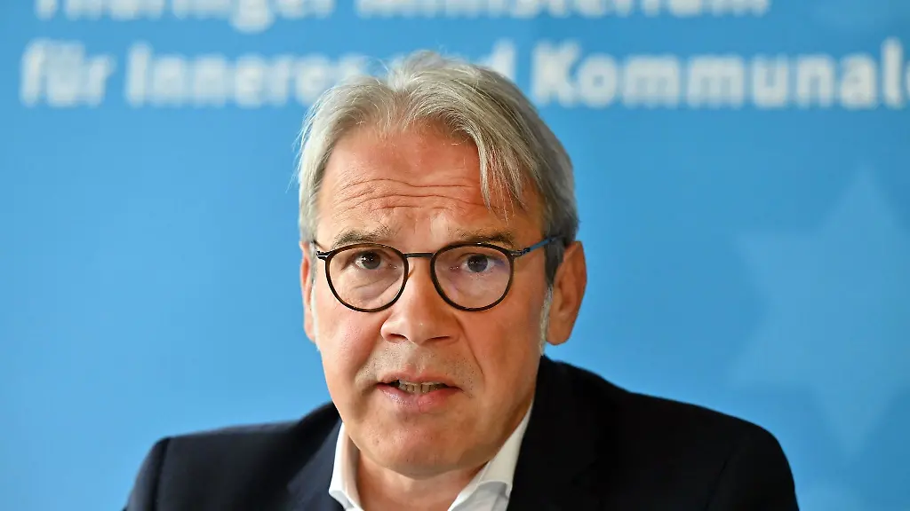 Thueringens-Innenminister-Georg-Maier-SPD-spricht-bei-einer-Pressekonferenz