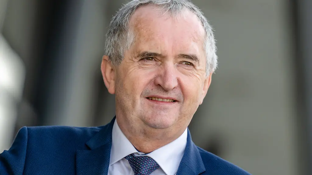 Thomas-Schmidt-CDU-Minister-fuer-Strukturentwicklung-in-Sachsen-aufgenommen-vor-dem-Landtag