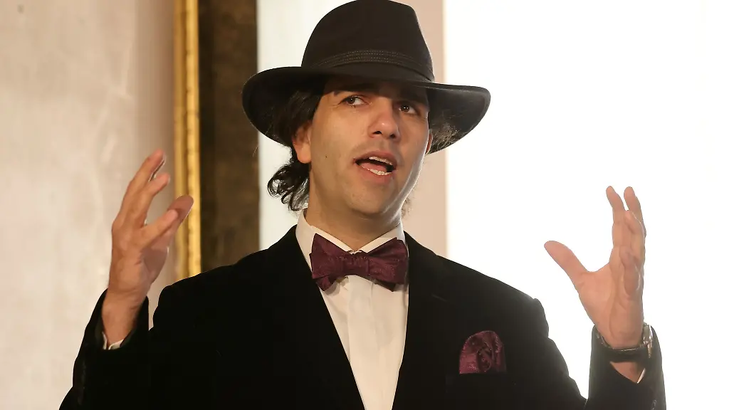 Borsu-Highson-spricht-bei-der-Vorstellung-des-Films-The-Mad-King-im-Schweriner-Schloss