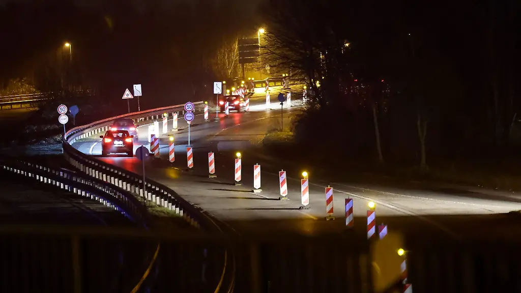 Autos-fahren-mit-Scheinwerferlicht-ueber-die-Prinz-Heinrich-Bruecke