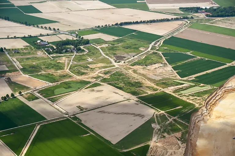 Reste-der-ehemaligen-Ortschaft-Immerath-im-Rheinischen-Braunkohlerevier-Ganz-rechts-oben-der-Ort-Luetzerath-der-im-Herbst-2021-abgebaggert-werden-soll-Rechts-im-Bild-die-Grubenkante-des-Braunkohletagebau-Garzwe